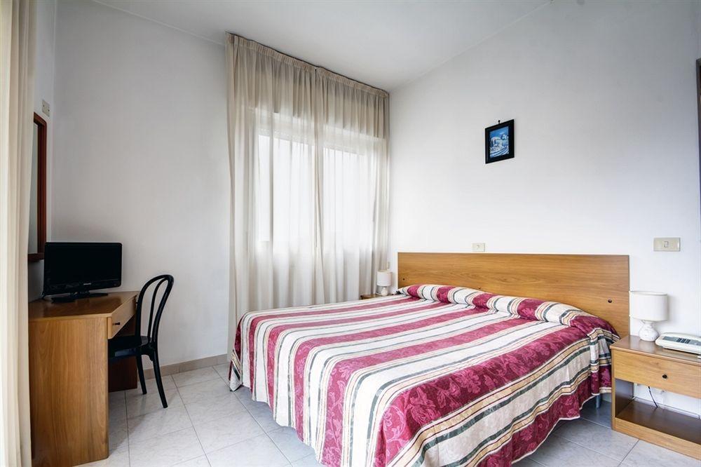 Hotel Virginia Diano Marina Bagian luar foto