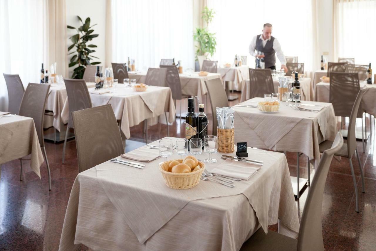 Hotel Virginia Diano Marina Bagian luar foto